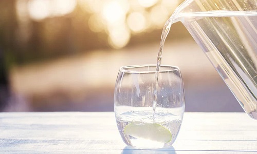 beneficios de tomar agua purificada