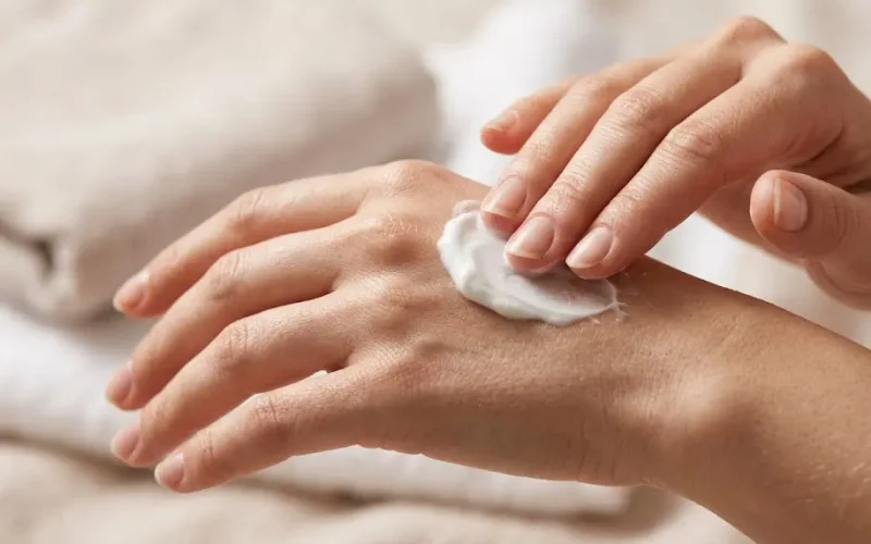 Crema reparadora intensiva con urea y glicerina aplicada sobre el dorso de las manos para un tratamiento restaurador.